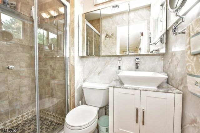 380 Shea Dr, New Milford Boro, NJ 07646
