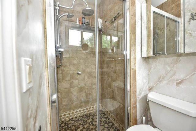 380 Shea Dr, New Milford Boro, NJ 07646