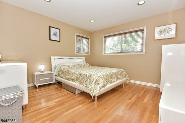 380 Shea Dr, New Milford Boro, NJ 07646