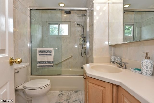 380 Shea Dr, New Milford Boro, NJ 07646