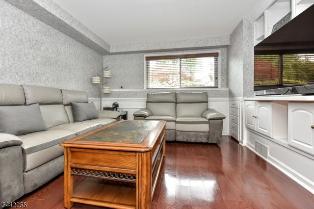 380 Shea Dr, New Milford Boro, NJ 07646