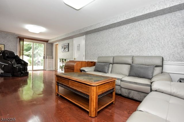 380 Shea Dr, New Milford Boro, NJ 07646