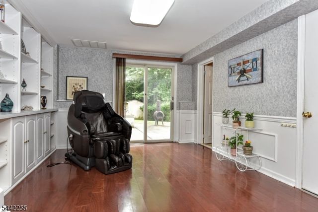 380 Shea Dr, New Milford Boro, NJ 07646