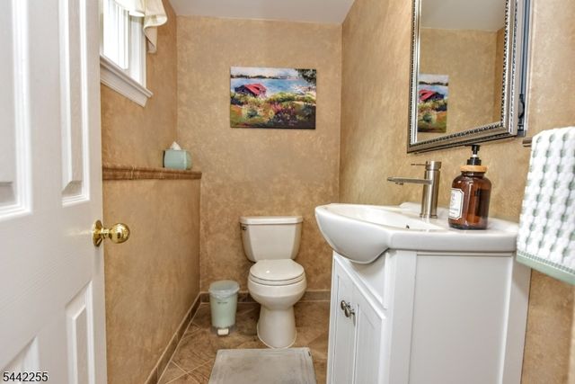 380 Shea Dr, New Milford Boro, NJ 07646