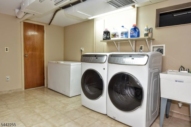 380 Shea Dr, New Milford Boro, NJ 07646