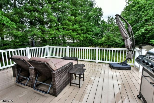 380 Shea Dr, New Milford Boro, NJ 07646