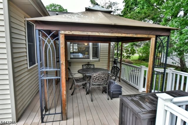 380 Shea Dr, New Milford Boro, NJ 07646