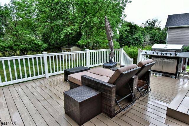 380 Shea Dr, New Milford Boro, NJ 07646