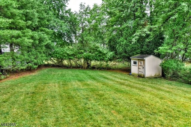 380 Shea Dr, New Milford Boro, NJ 07646