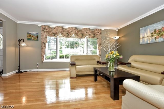 380 Shea Dr, New Milford Boro, NJ 07646