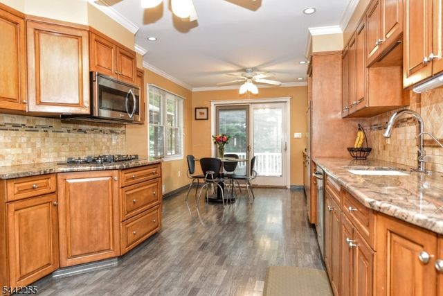 380 Shea Dr, New Milford Boro, NJ 07646