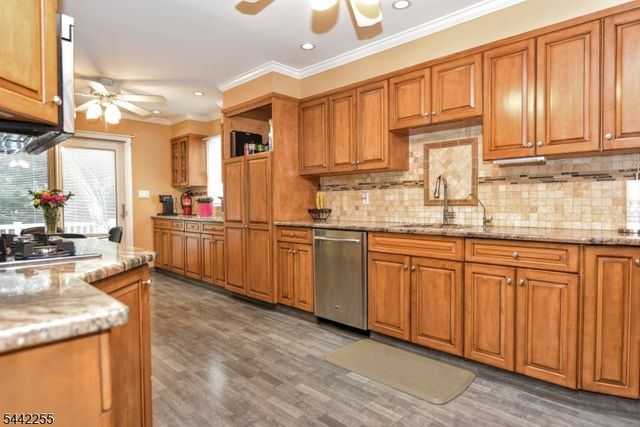380 Shea Dr, New Milford Boro, NJ 07646