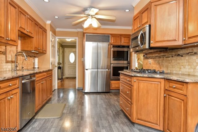 380 Shea Dr, New Milford Boro, NJ 07646