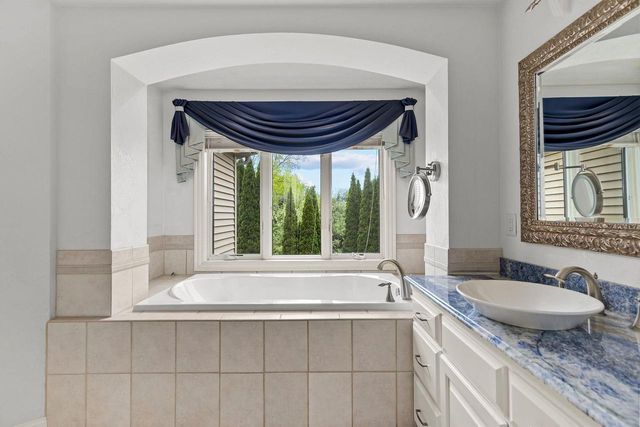 424 E TALLGRASS DRIVE, Appleton, WI 54913