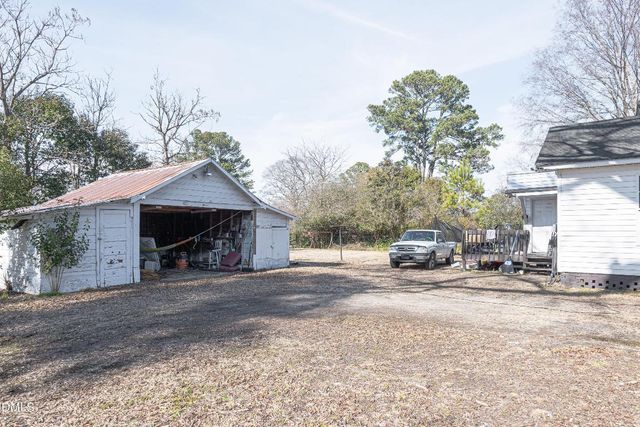 807 N Pollock Street, Selma, NC 27576