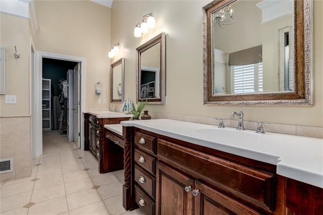 5002 W 143rd Terrace, Leawood, KS 66224
