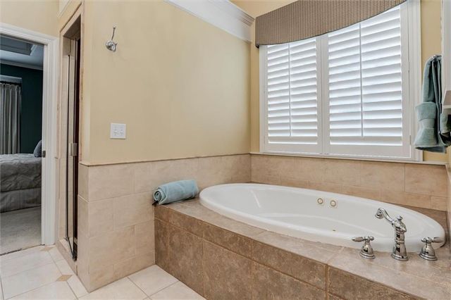 5002 W 143rd Terrace, Leawood, KS 66224
