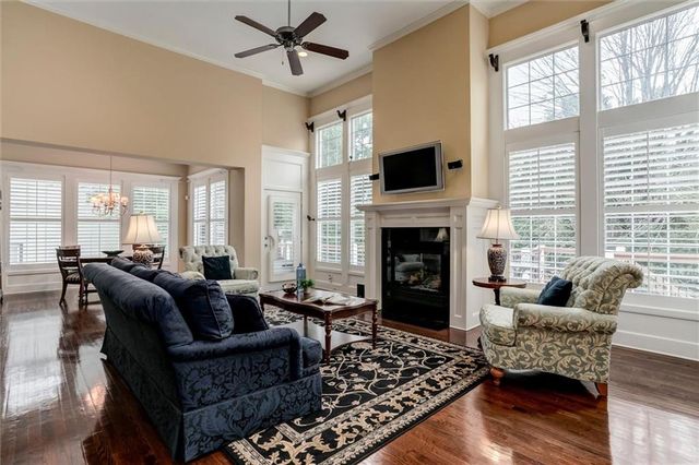 5002 W 143rd Terrace, Leawood, KS 66224