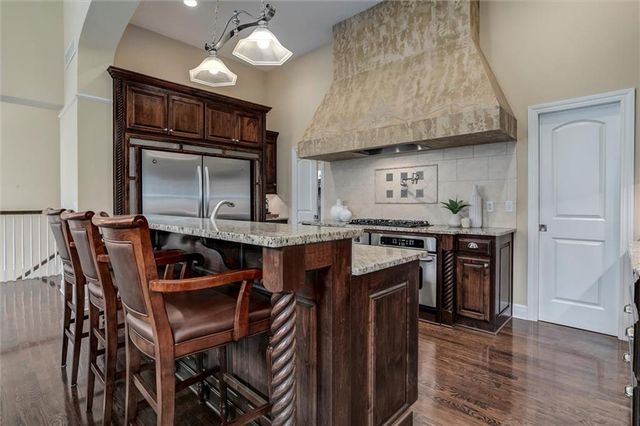5002 W 143rd Terrace, Leawood, KS 66224
