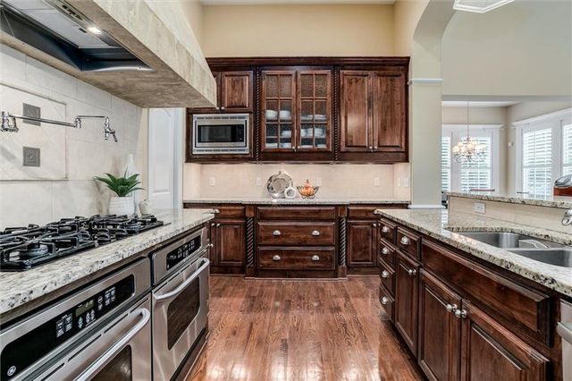 5002 W 143rd Terrace, Leawood, KS 66224