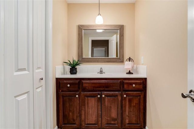 5002 W 143rd Terrace, Leawood, KS 66224