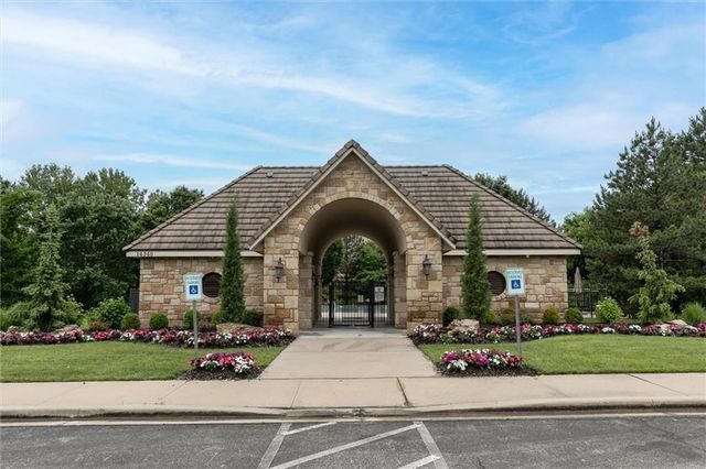 5002 W 143rd Terrace, Leawood, KS 66224