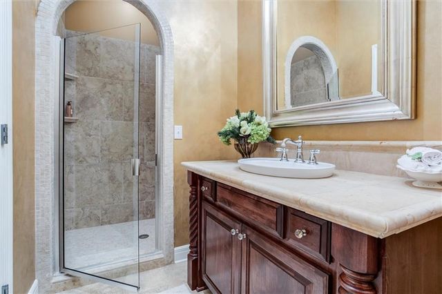 5002 W 143rd Terrace, Leawood, KS 66224