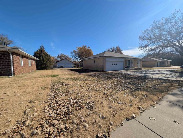 3334 S Seneca St, Wichita, KS 67217