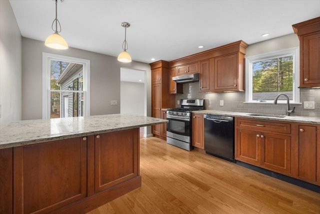 76 Woodridge Rd, Duxbury, MA 02332