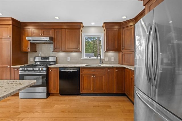 76 Woodridge Rd, Duxbury, MA 02332