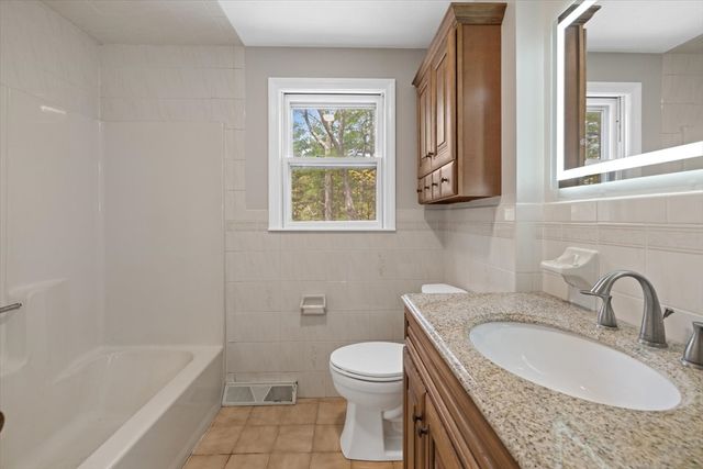 76 Woodridge Rd, Duxbury, MA 02332