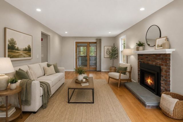 76 Woodridge Rd, Duxbury, MA 02332