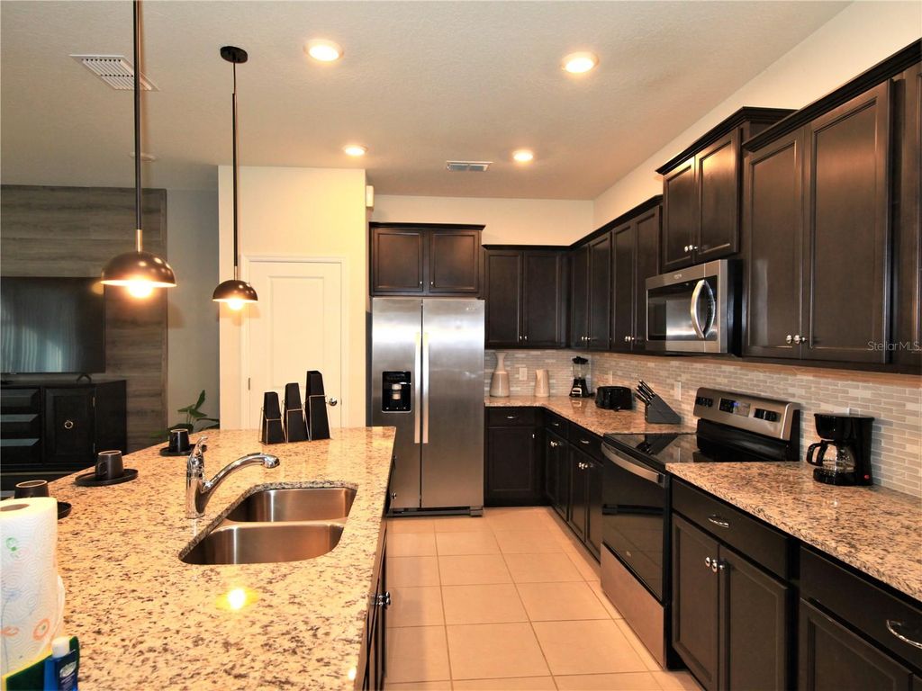 Image 14 of property listing at 1370 LAVA TREE DRIVE, Davenport, FL 33897