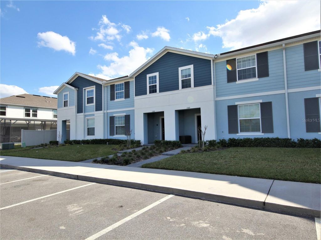 Image 3 of property listing at 1370 LAVA TREE DRIVE, Davenport, FL 33897