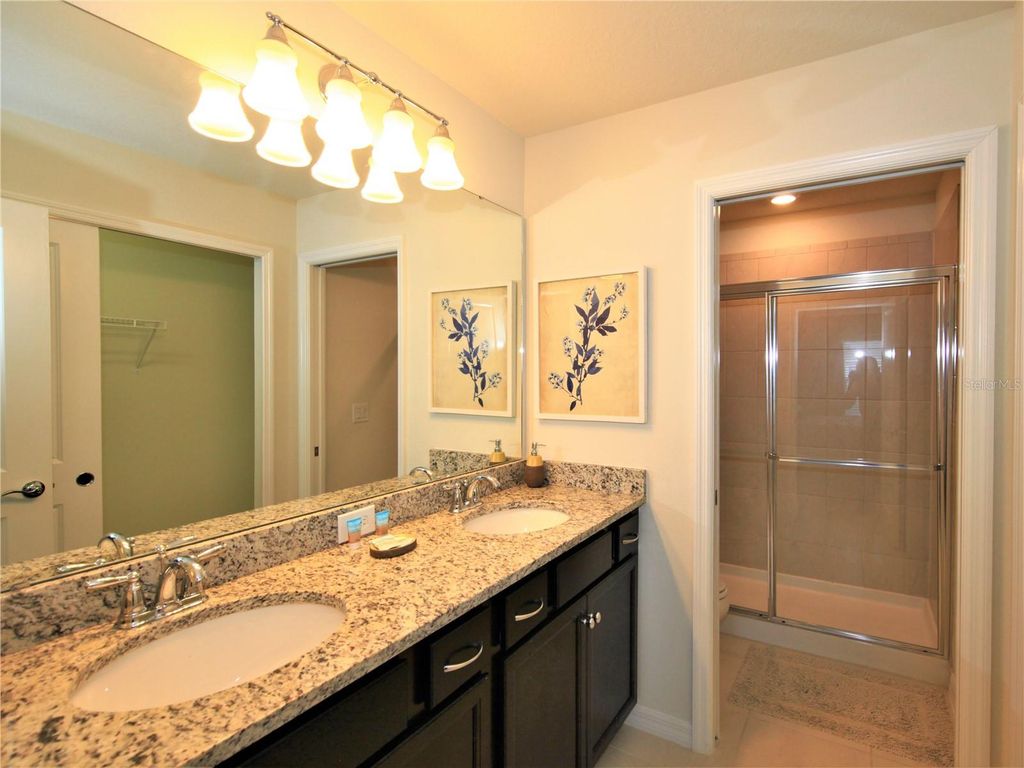 Image 37 of property listing at 1370 LAVA TREE DRIVE, Davenport, FL 33897