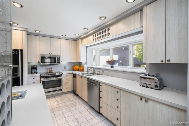 2372 Pine Lake Road, West Bloomfield, MI 48324