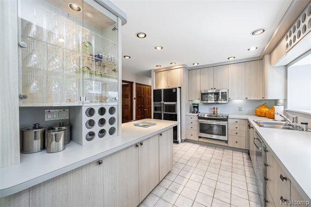 2372 Pine Lake Road, West Bloomfield, MI 48324