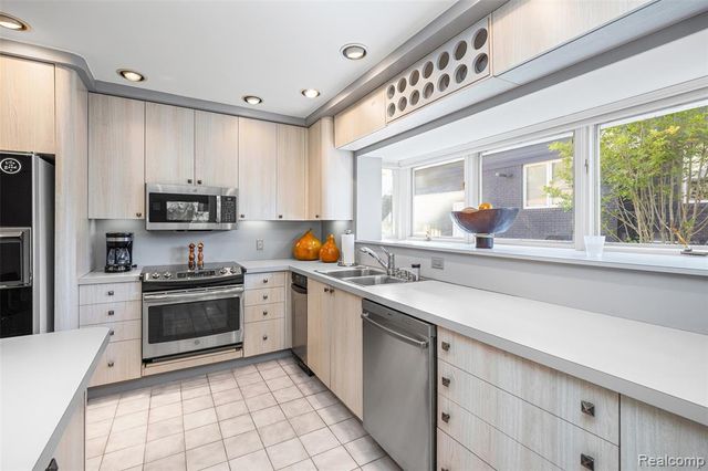 2372 Pine Lake Road, West Bloomfield, MI 48324