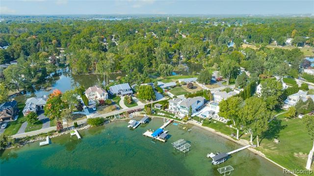 2372 Pine Lake Road, West Bloomfield, MI 48324