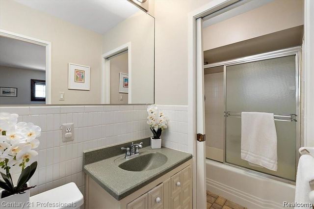 2372 Pine Lake Road, West Bloomfield, MI 48324