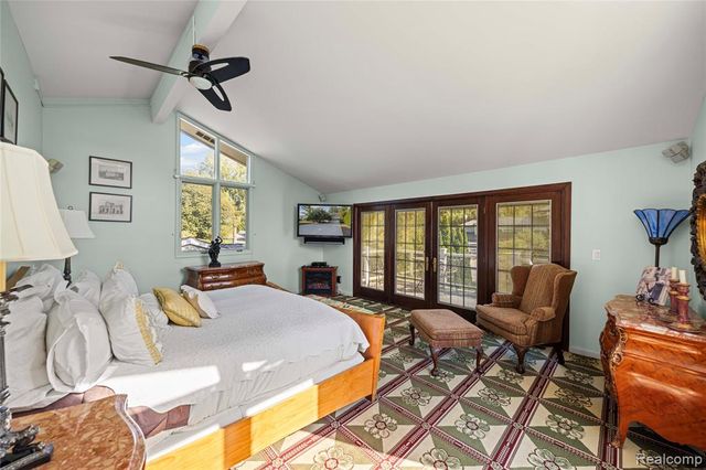 2372 Pine Lake Road, West Bloomfield, MI 48324