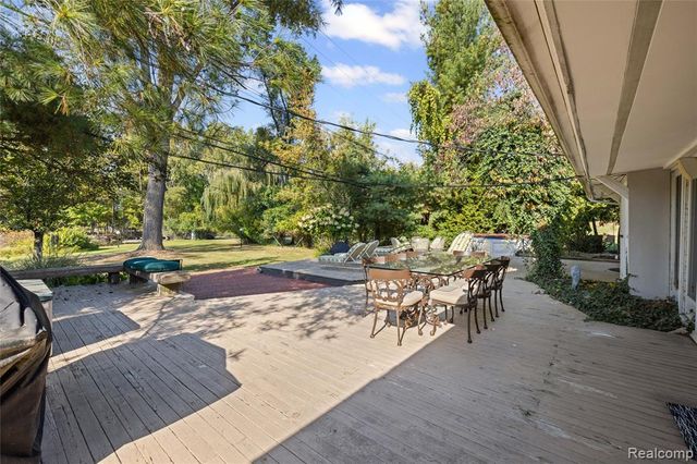 2372 Pine Lake Road, West Bloomfield, MI 48324