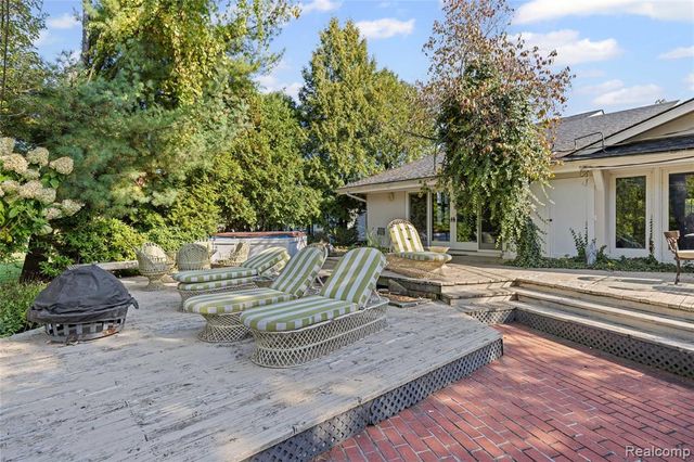 2372 Pine Lake Road, West Bloomfield, MI 48324