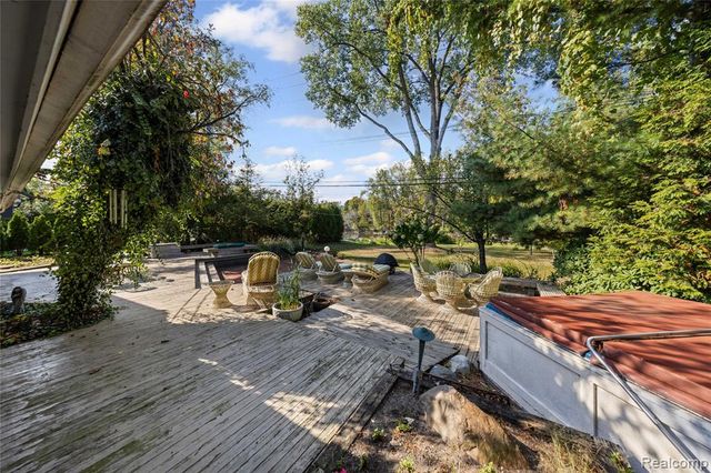 2372 Pine Lake Road, West Bloomfield, MI 48324