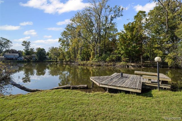 2372 Pine Lake Road, West Bloomfield, MI 48324