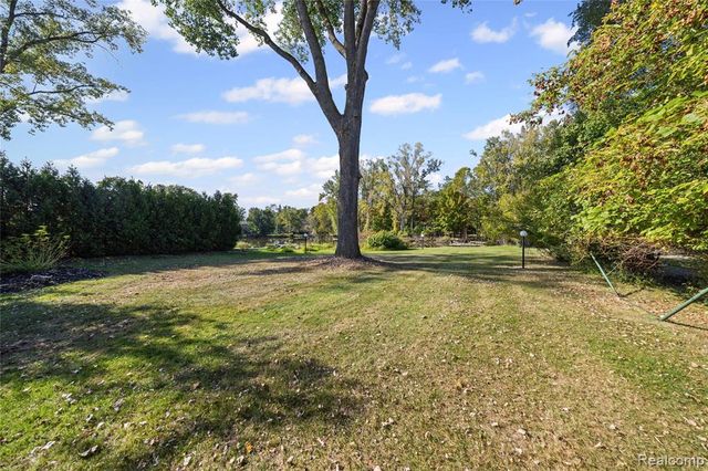 2372 Pine Lake Road, West Bloomfield, MI 48324