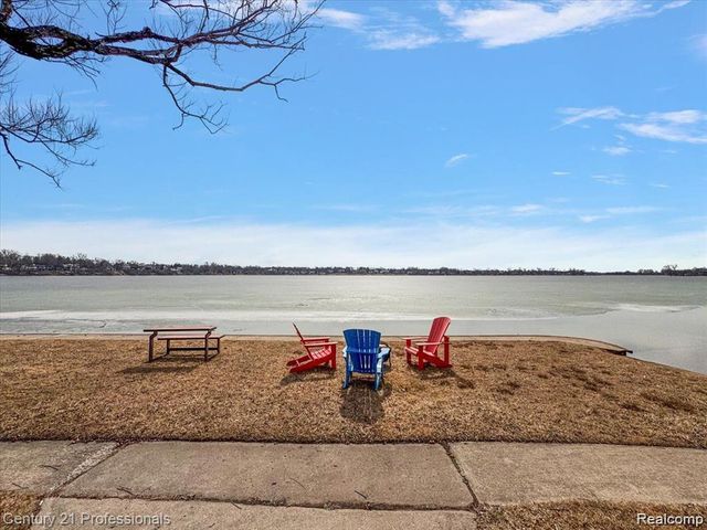 2372 Pine Lake Road, West Bloomfield, MI 48324