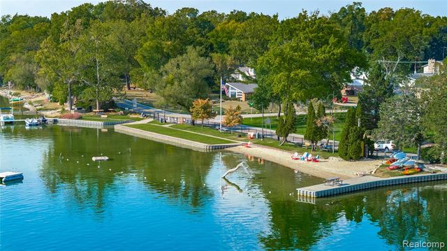 2372 Pine Lake Road, West Bloomfield, MI 48324