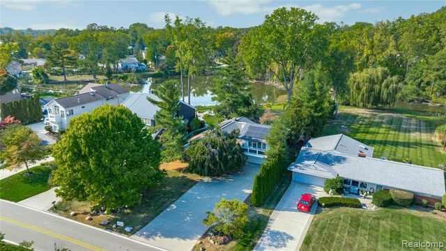 2372 Pine Lake Road, West Bloomfield, MI 48324