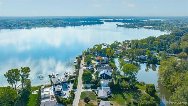 2372 Pine Lake Road, West Bloomfield, MI 48324